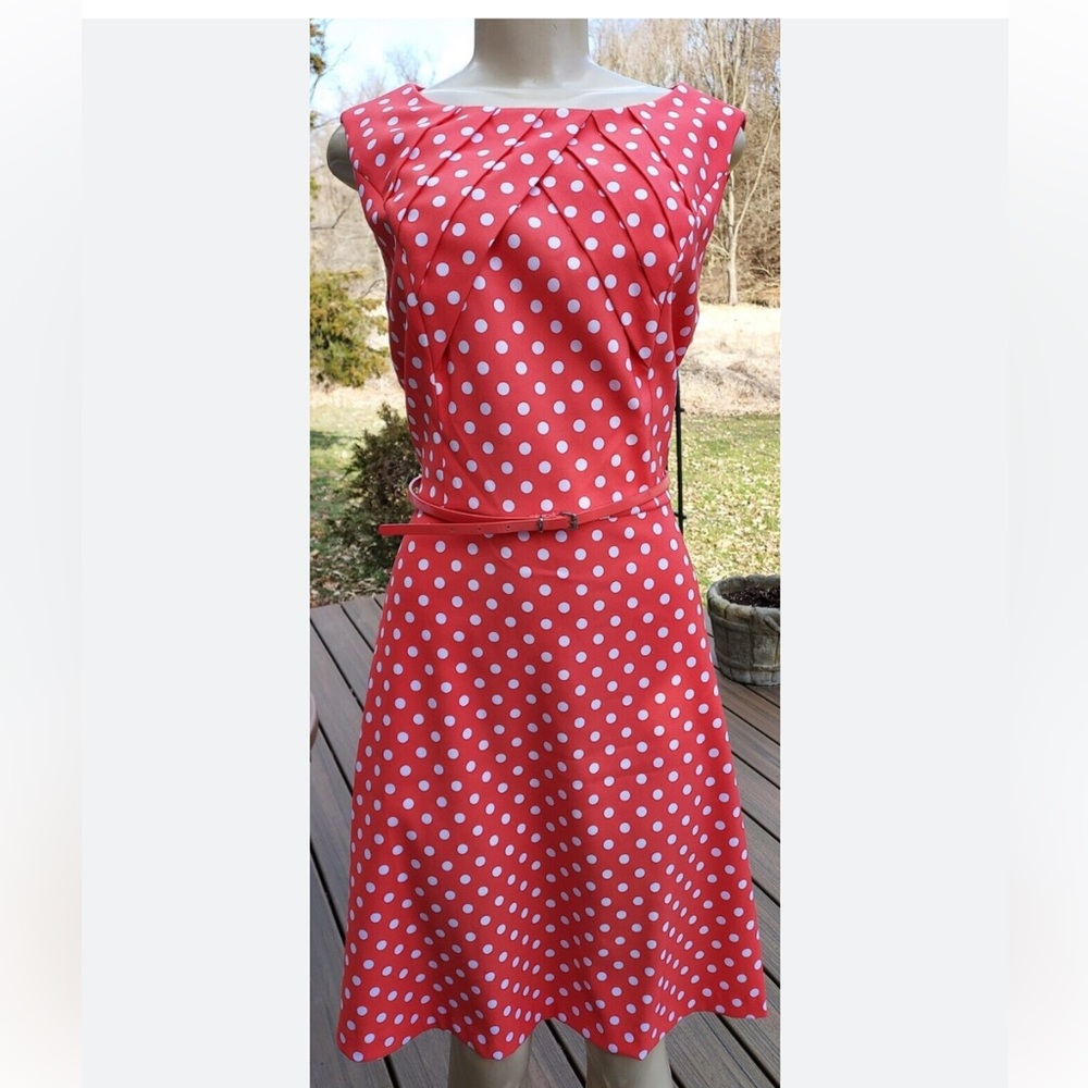 WOMAN'S SIGNATURE DARBY size 10 CORAL pink SLEEVELESS Dress